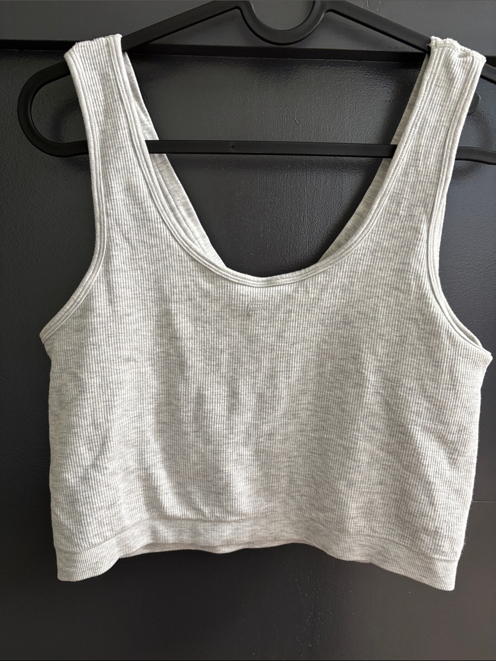 ❤️Fabletics Light Gray Ribbed V-Neck Cropped Tank - Picture 3 of 3